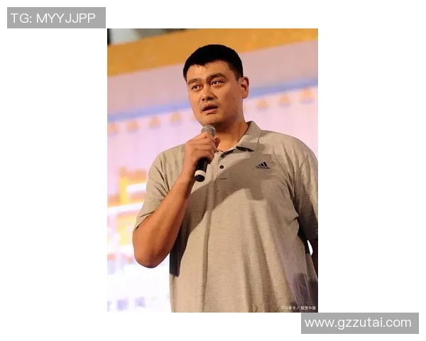 姚明尴尬瞬间曝光引发热议网友纷纷调侃其搞笑表情与身高反差 姚明尴尬瞬间曝光引发热议网友纷纷调侃其搞笑表情与身高反差